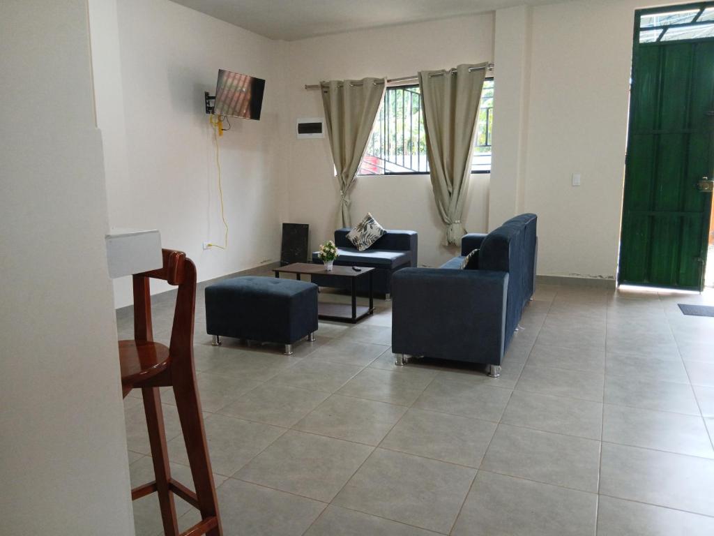 a living room with chairs and a couch and a table at Misky wasy laguna azul in Sauce