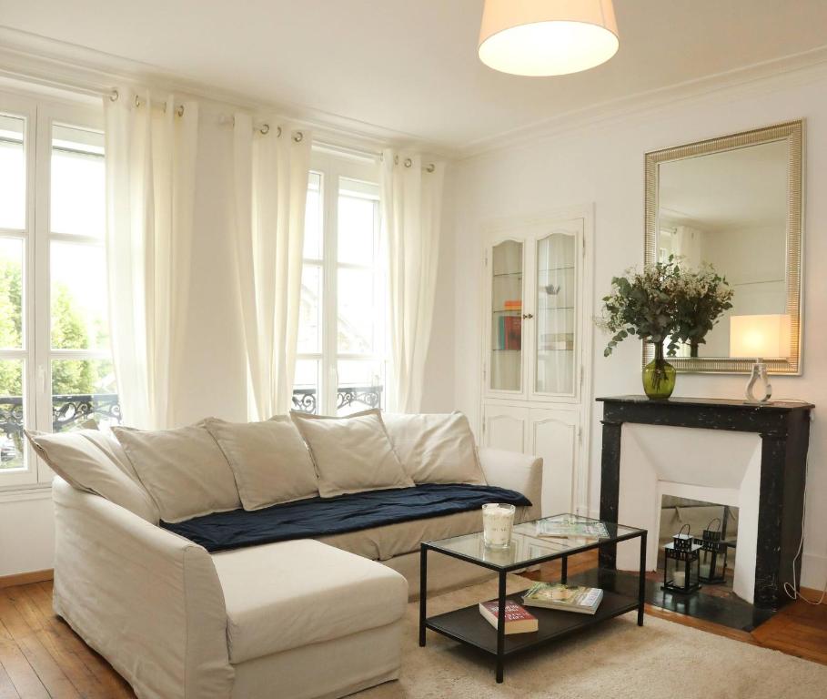 a living room with a white couch and a fireplace at C34-Panorama in Chantilly