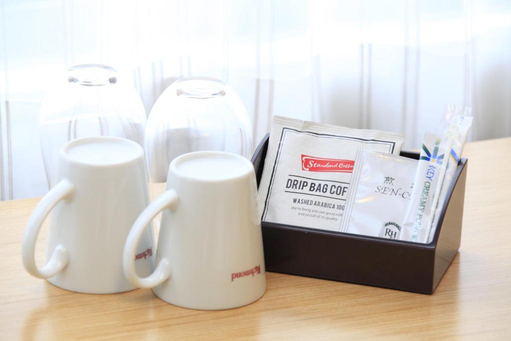 Příslušenství pro přípravu čaje a kávy v ubytování Richmond Hotel Nagoya Shinkansen-guchi