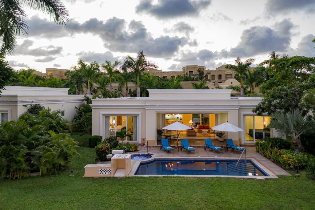 La alberca dentro o cerca de Pueblo Bonito Emerald Luxury Villas & Spa All Inclusive