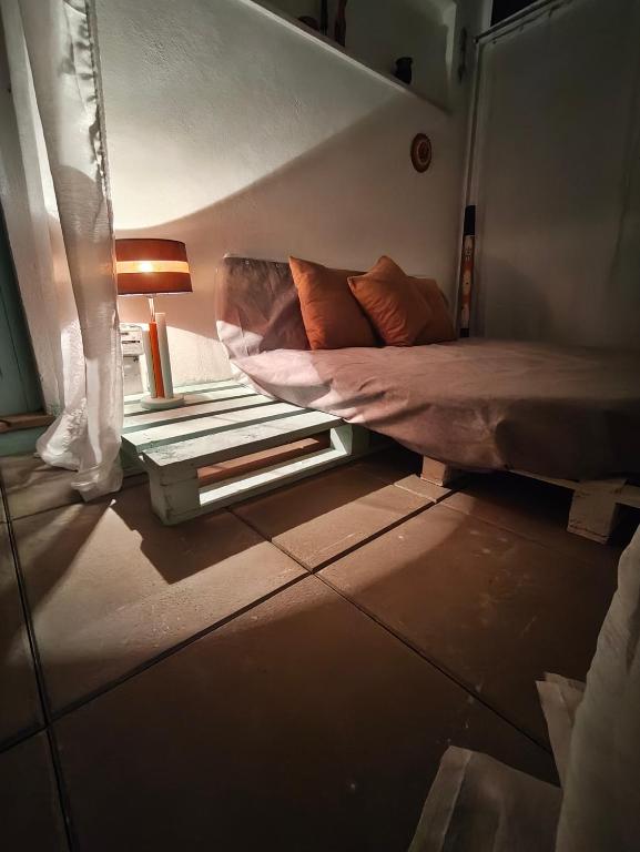 ein kleines Zimmer mit einem Bett und einer Lampe in der Unterkunft Alojamento lunar in Viana do Castelo