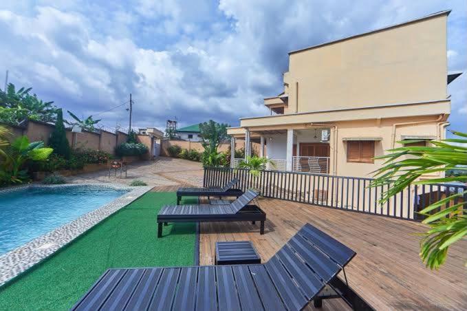 Piscina a NADINE HOME iv o a prop
