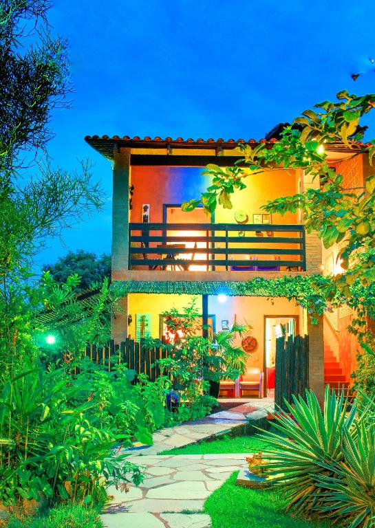 a house with a bench on the side of it at Casa de Frida Pousada Galeria in Pirenópolis