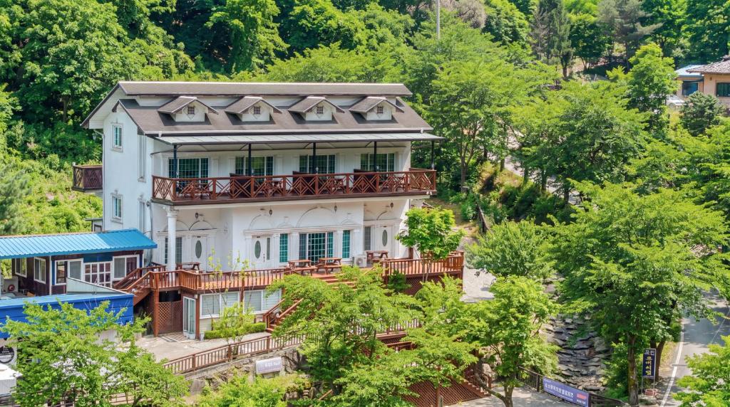 an aerial view of a house with a balcony at Gapyeong Hue 910 Pension in Gapyeong