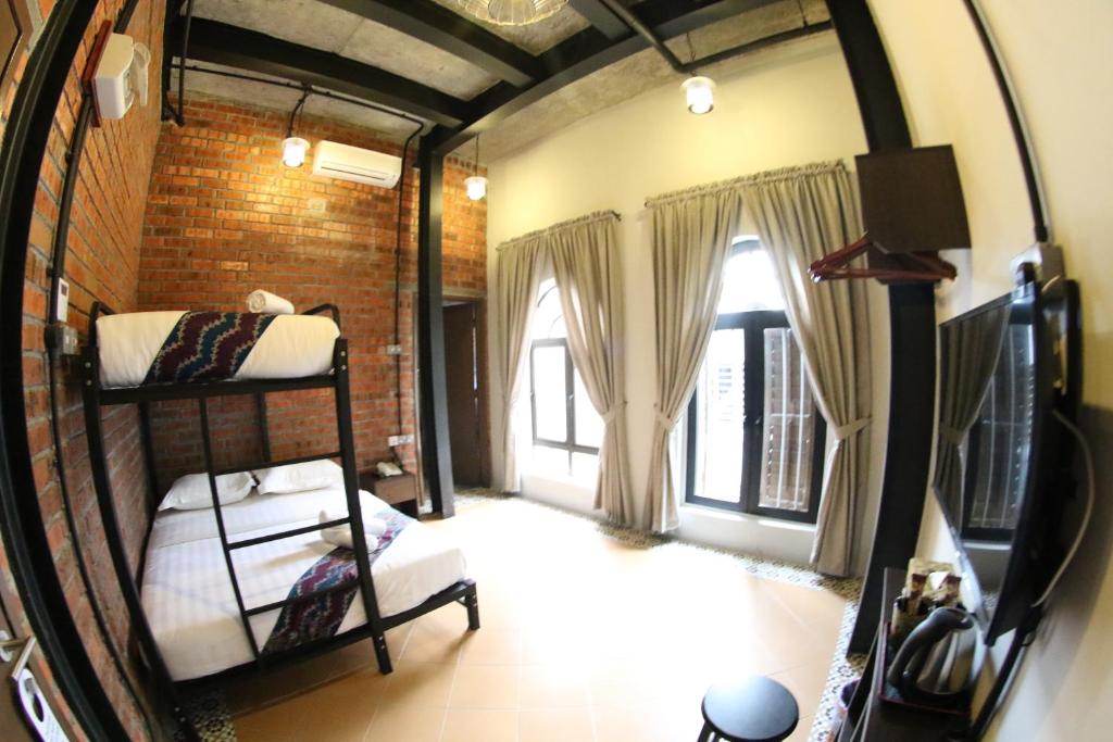 מיטה או מיטות קומותיים בחדר ב-JQ Ban Loong Boutique Hotel