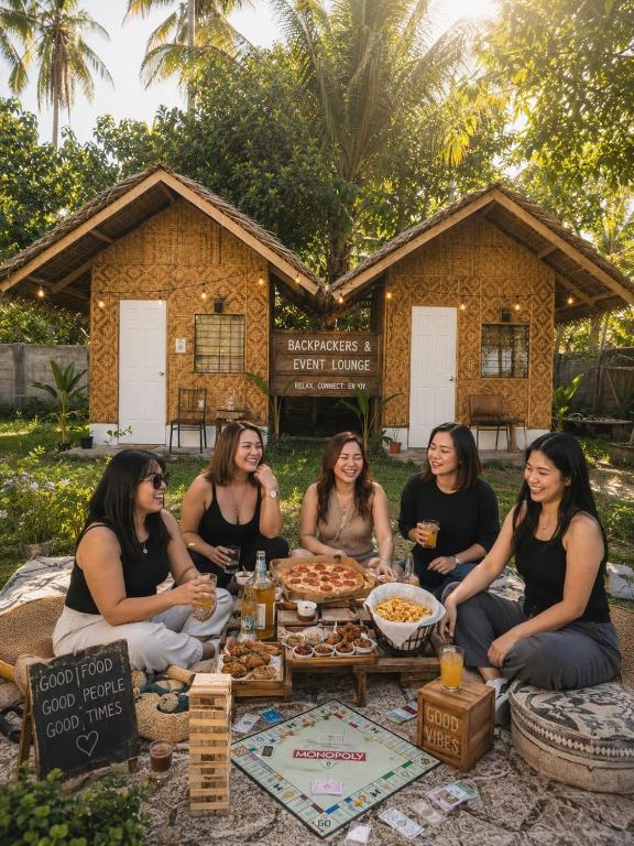 a group of women sitting around a table at Backpackers & Event Lounge in Valencia