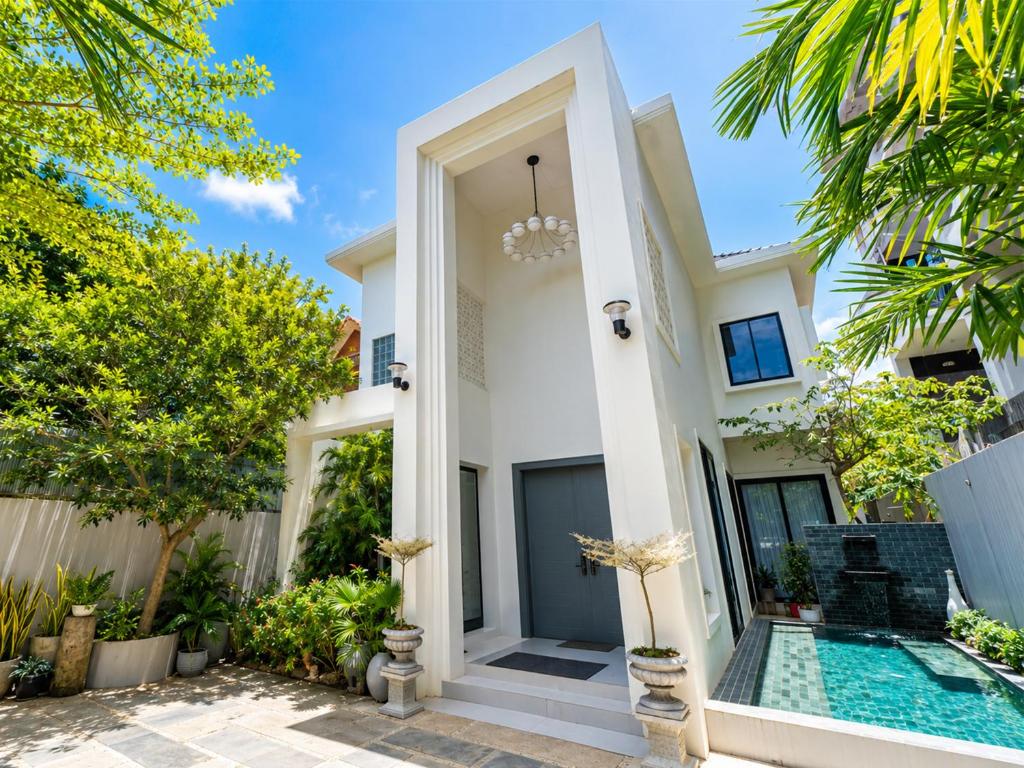 a villa with a swimming pool and a house at YUSETH Private Villa in Phumi Ta Phul