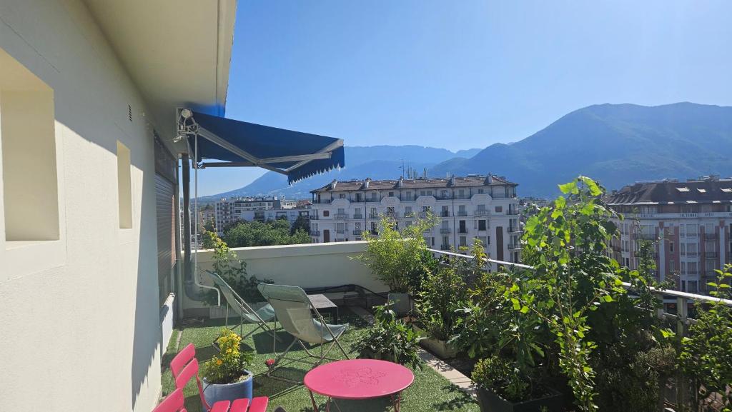 Terrasse et vue à 2 minutes de la gare