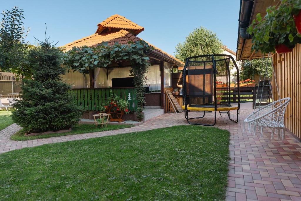 a backyard with a gazebo and a swing at Casa Dava in Râşnov