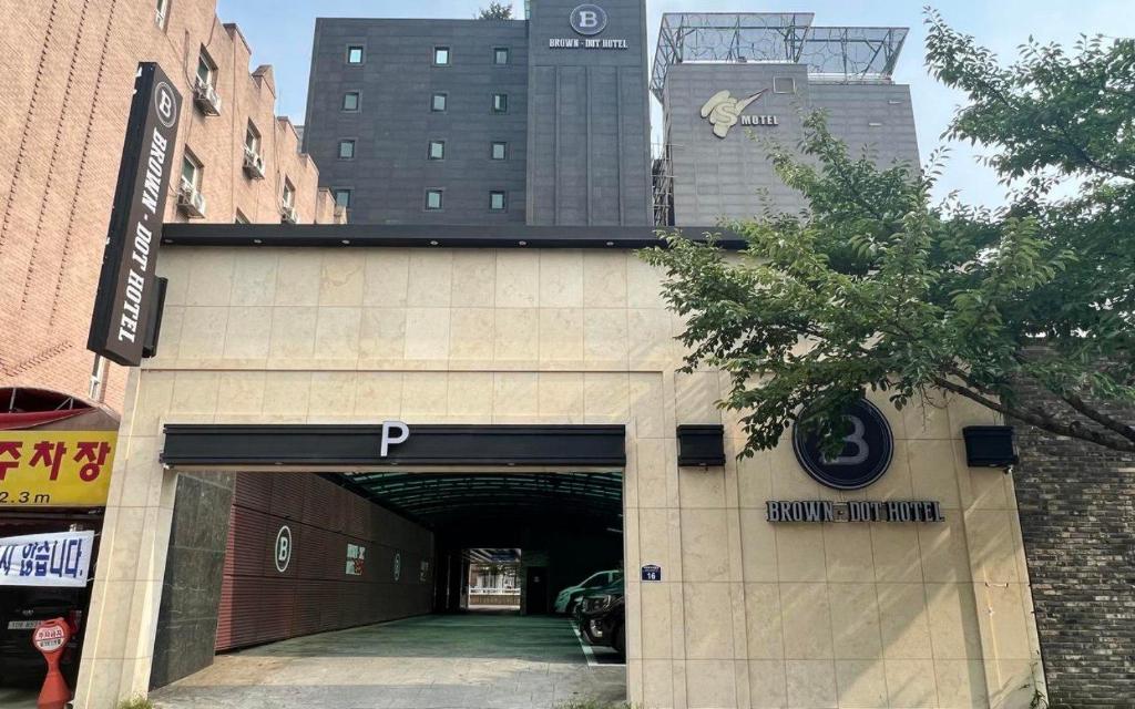 a tunnel in a city with a parking garage at Brown Dot Hotel Guun in Suwon