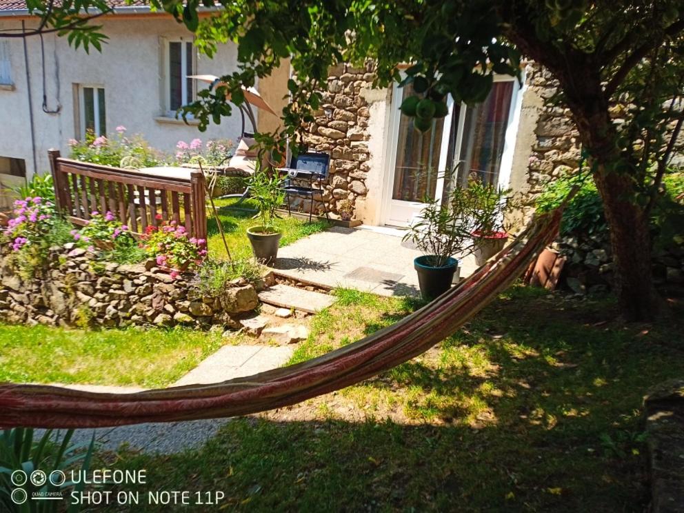 a hammock in a yard in front of a house at la bergerie in Cronce
