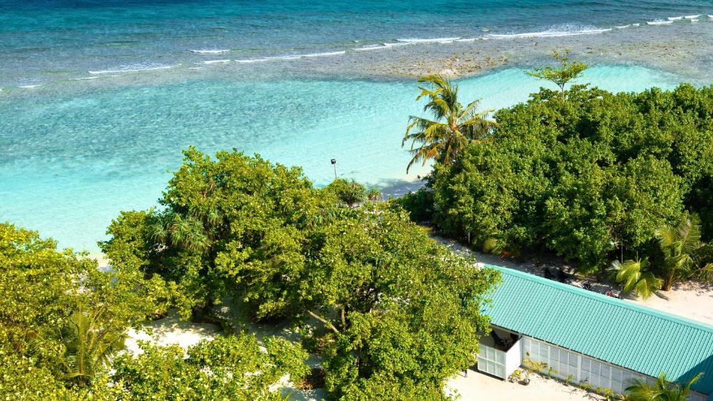 an aerial view of a beach with trees and a building at Arena Blanca in Rasdhoo