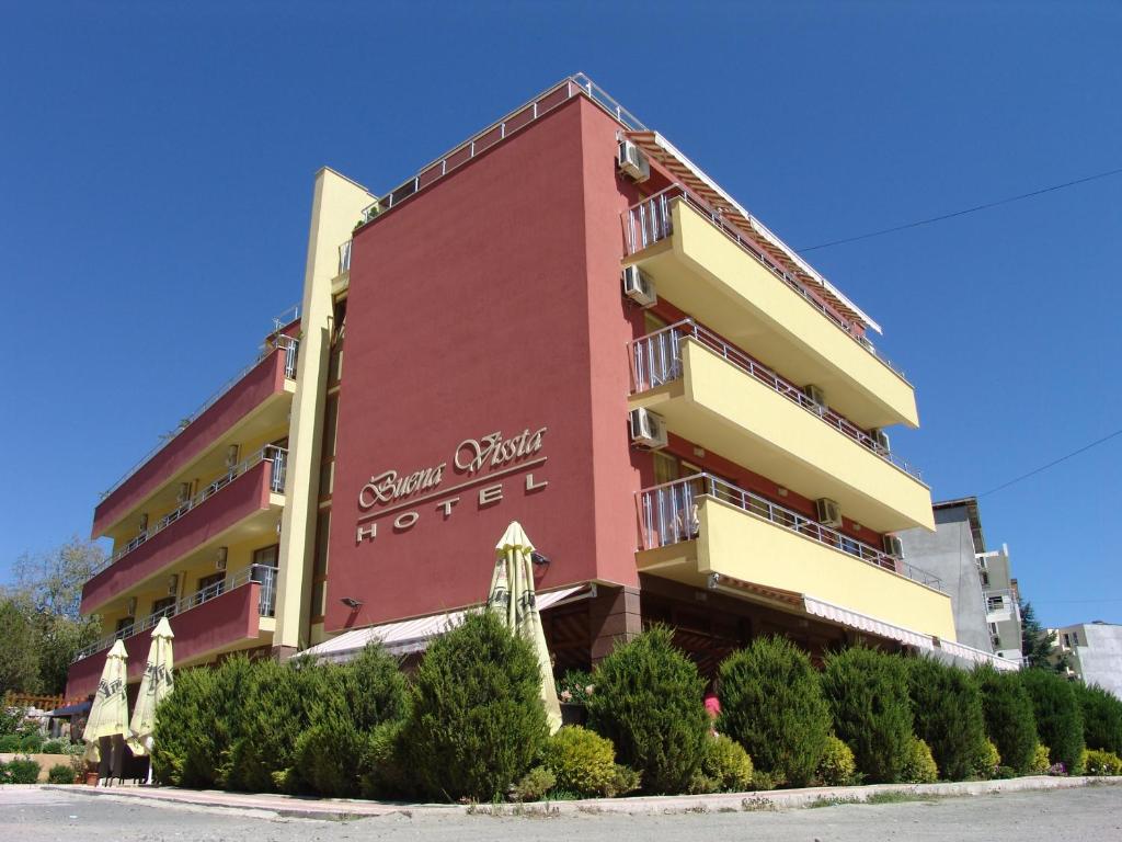 un bâtiment rouge avec un hôtel écrit sur lui dans l'établissement Hotel Buena Vissta, à Primorsko