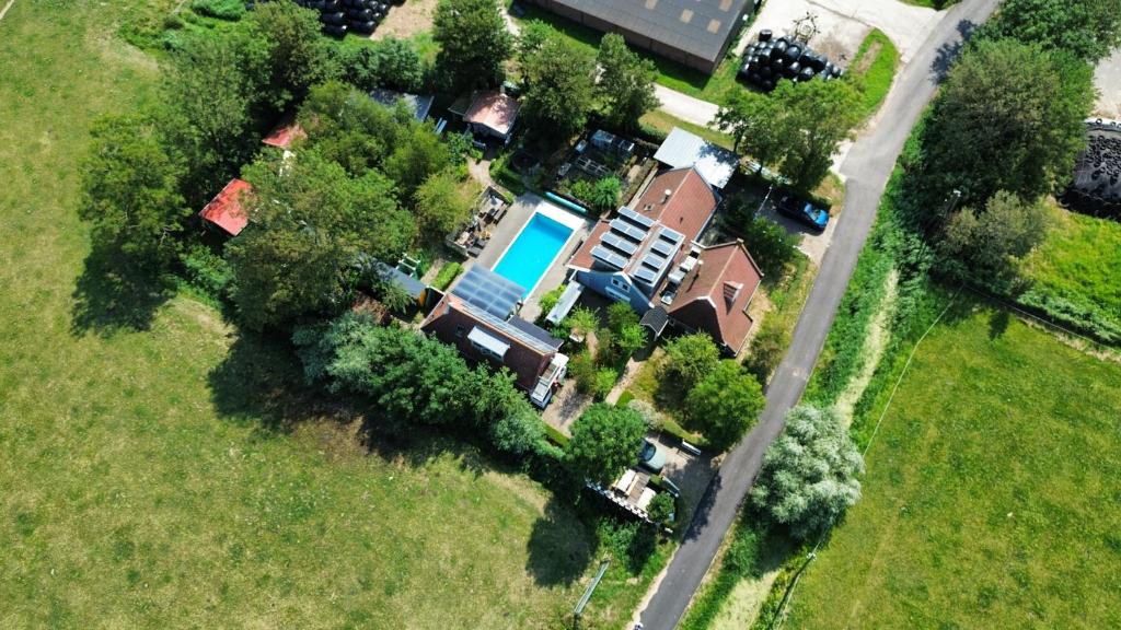 an overhead view of a house with a swimming pool at Countryside Eco Natuurhuisjes in Ee