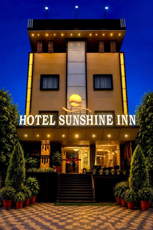 a hotel with a sign that reads hotel sunshine inn at Hotel Sunshine Inn in Mughal Sarāi
