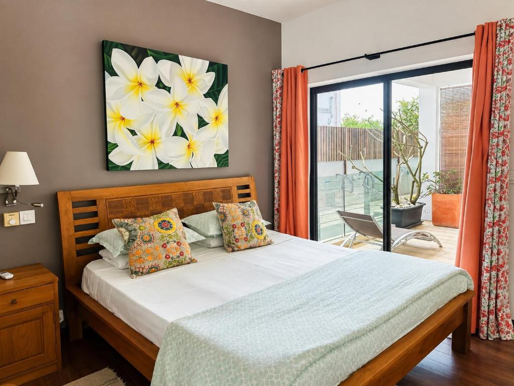 a bedroom with a bed with a picture of flowers at Pingo Premium in La Gaulette