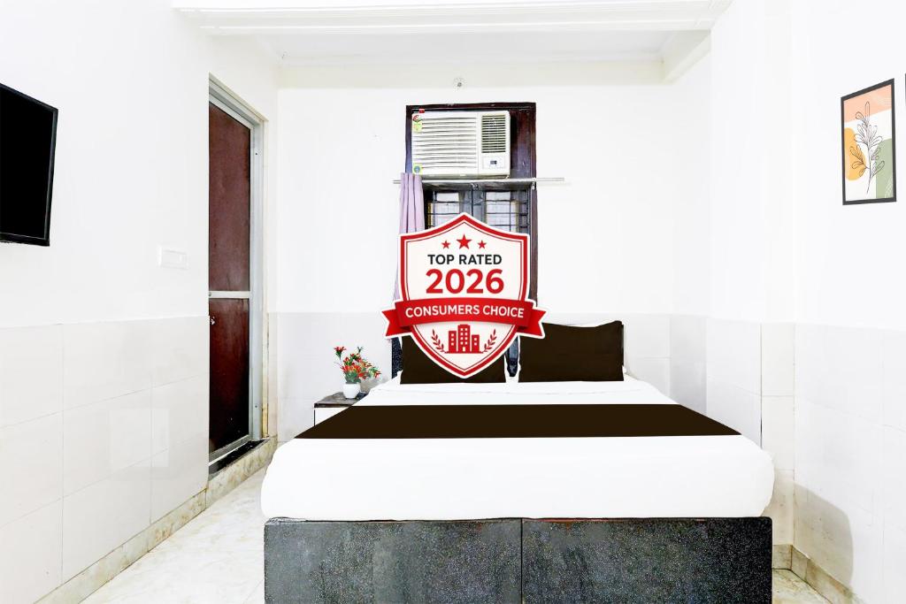 a room with a sign that reads hot sauce at Super Hotel O Fazalpur in Delhi