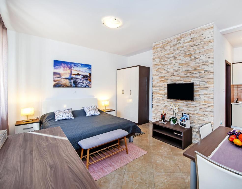 F&R Studio Apartments