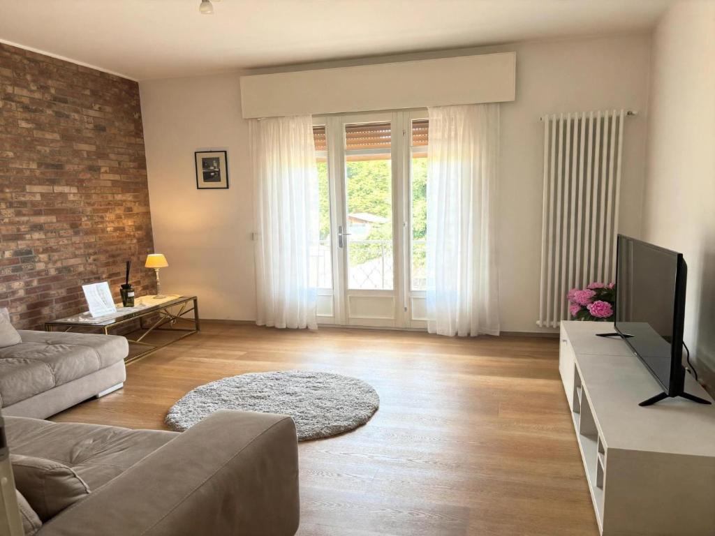 a living room with a couch and a tv at Casa Vecellio in Noale