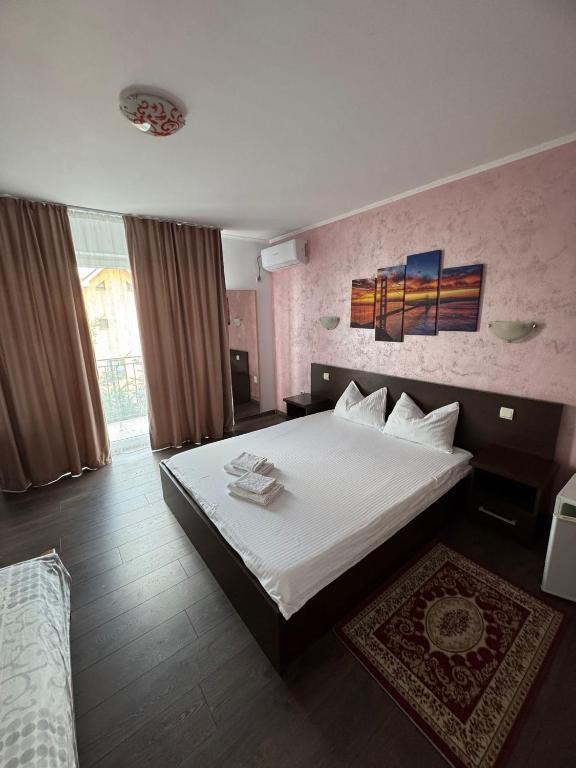 a hotel room with a bed and a bed sidx sidx sidx at Casa Sidor in Baile Felix