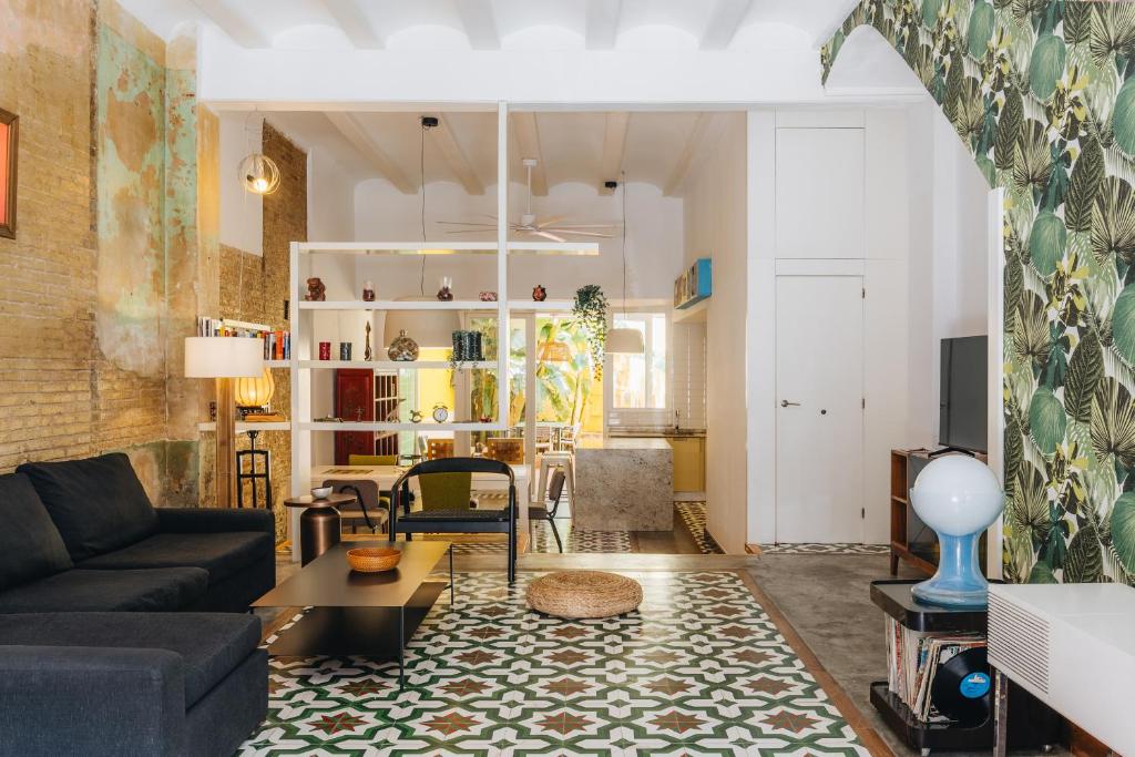 a living room with a couch and a table at La Casona Beach House in Valencia