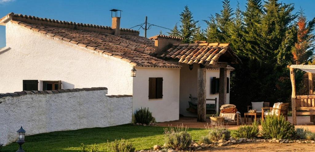 a white house with a fence and a yard at Cal Catiu in Caserras