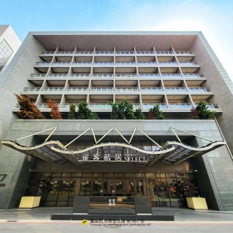 ein großes Wohnhaus mit einem großen Gebäude in der Unterkunft CHECK inn SELECT Taichung Dadun in Taichung