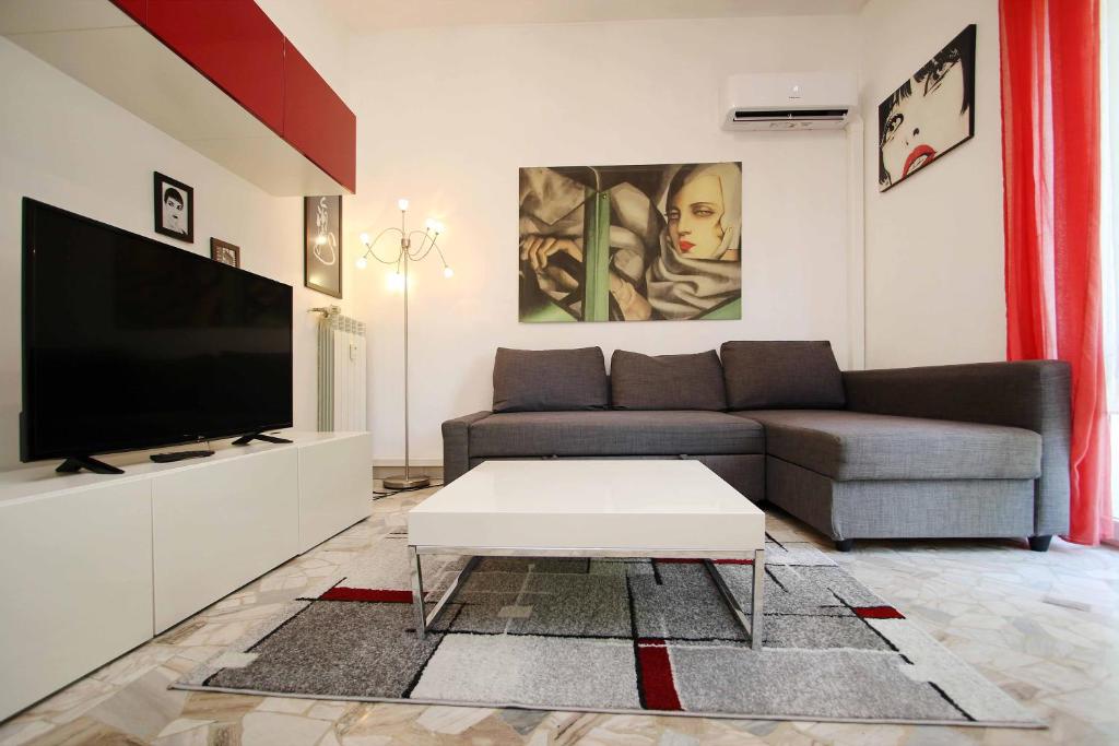 Red Touch Flat - Design & San Siro