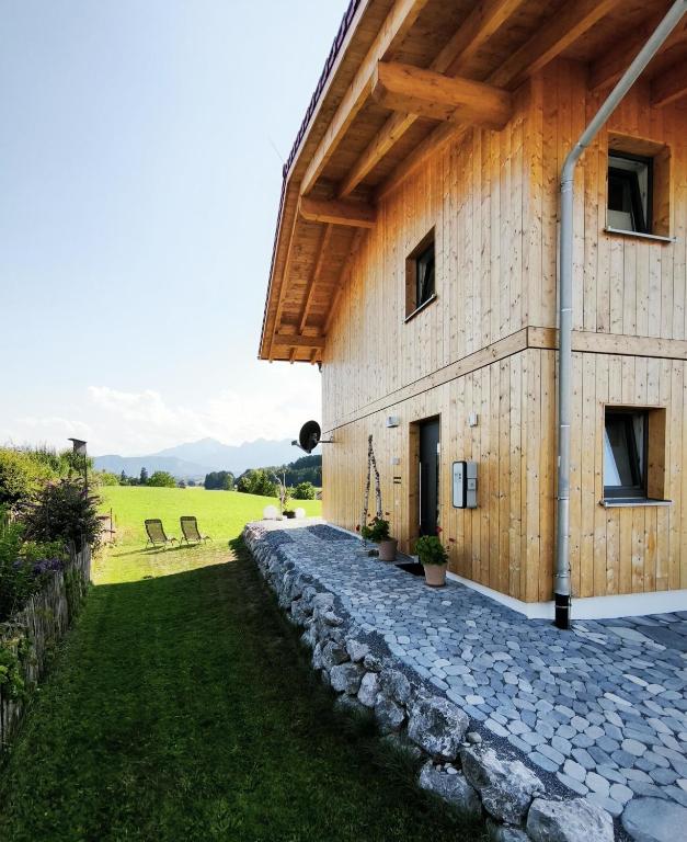a building with a stone path next to it at Ferienwohnung im Panoramaweg in Rieden