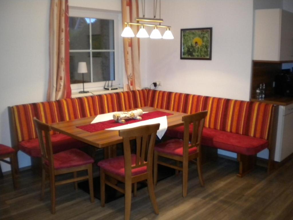 A seating area at Appartement Andi