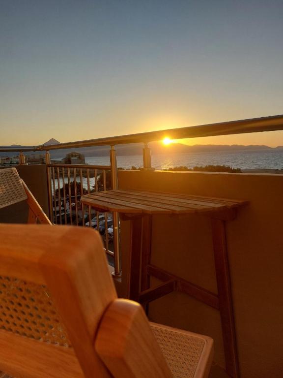 Luminous Seafront Studio - Heart of the City