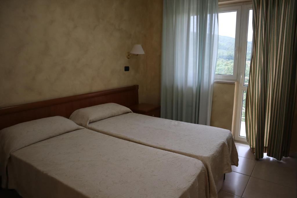 Hotel Cili tesisinde bir odada yatak veya yataklar