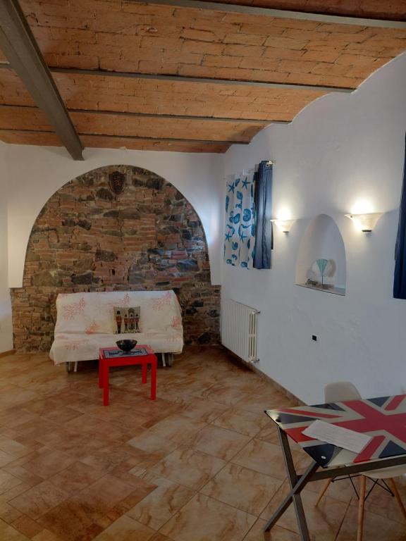 a living room with a couch and a table at Il Gelso Casa Vacanze in Piombino