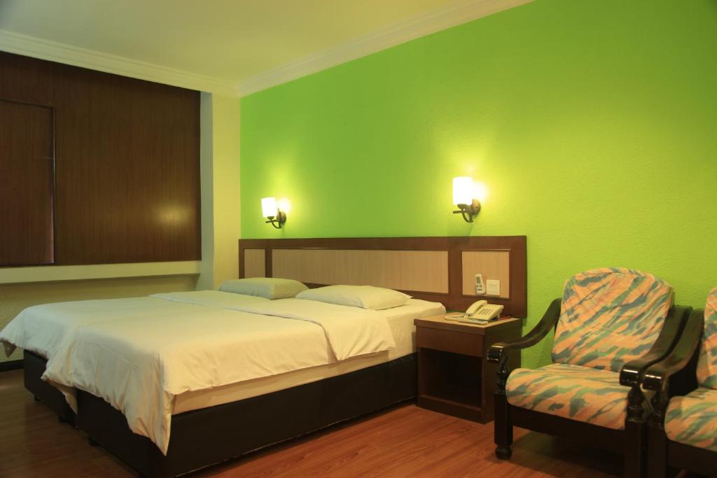 Postel nebo postele na pokoji v ubytování The Inn Hotel