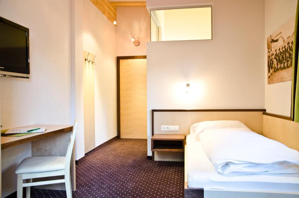 Postel nebo postele na pokoji v ubytování Hotel Tannenhof