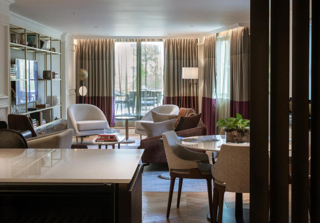 a living room with couches and chairs at The Guardsman Hotel in London