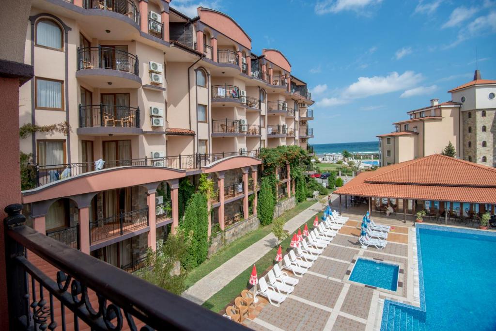 - Balcón con vistas a un hotel con piscina en South Beach Hotel - New Management and Free Beach Access en Tsarevo