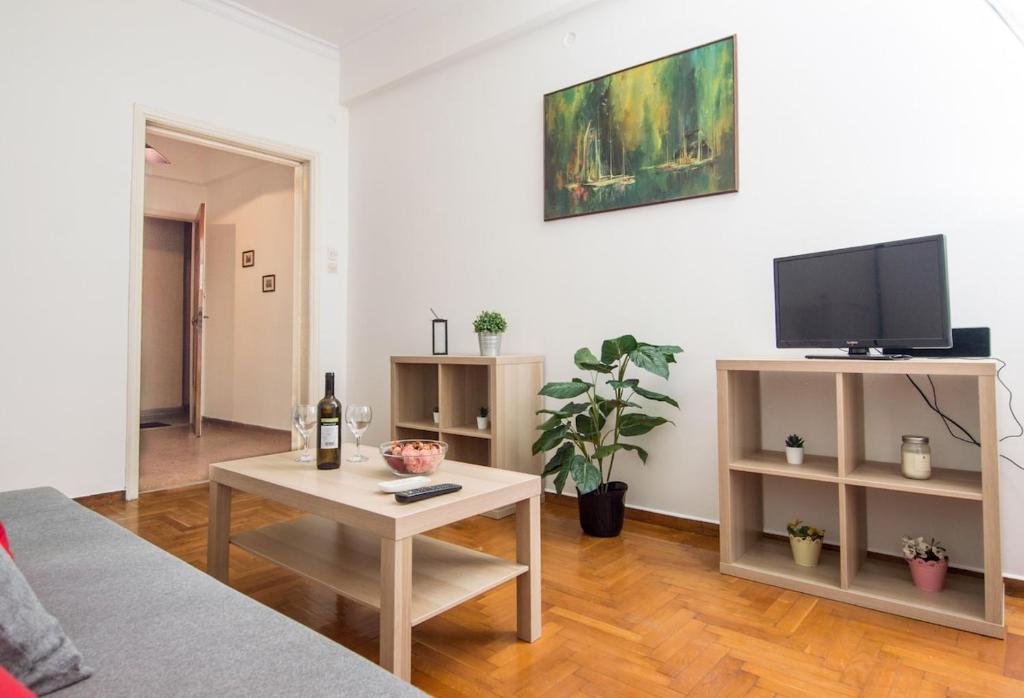 Sunny 1bd apartment just 1minute to Acropolis