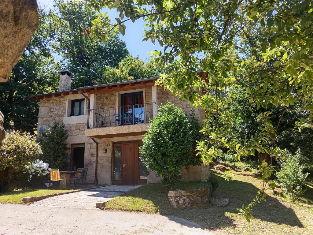 a stone house with a balcony on the front of it at Casa de Anamá in Entrecinsa
