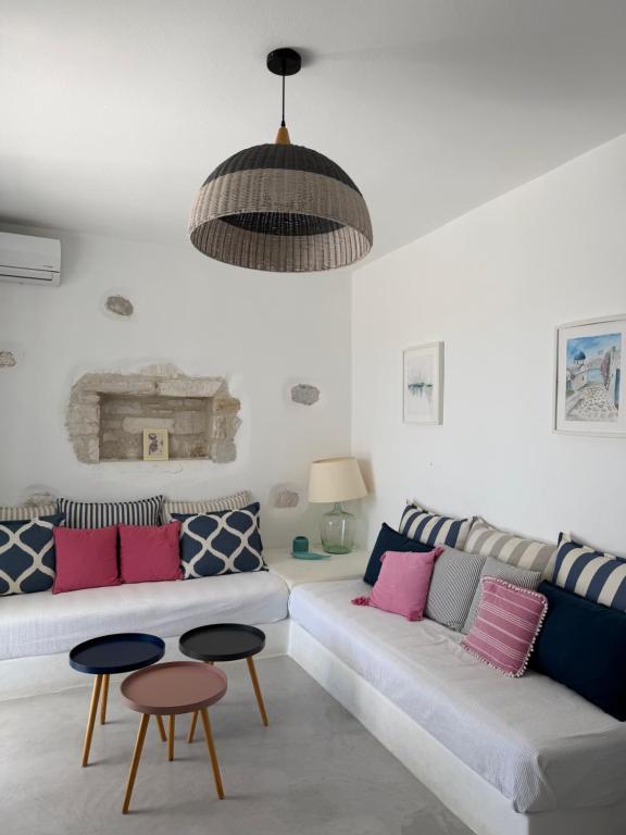 a living room with a couch and two chairs at LA MAISON D'HELENE in Naousa