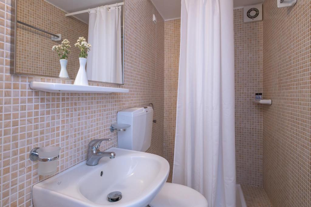 Kamari Beach Hotel - 