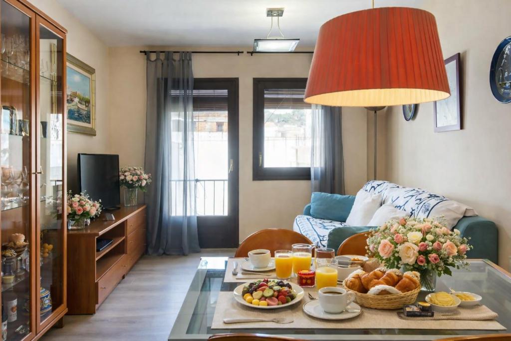 a living room with a table with food on it at Miquel 2 – Apartamento con Parking, Wifi y A/C in Tossa de Mar