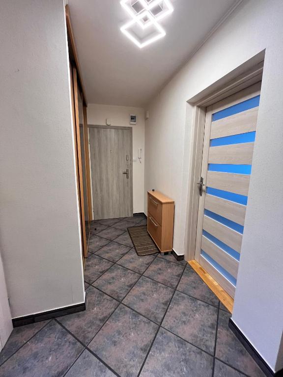 an empty hallway with a door and a room at Strzelce in Strzelce Krajeńskie