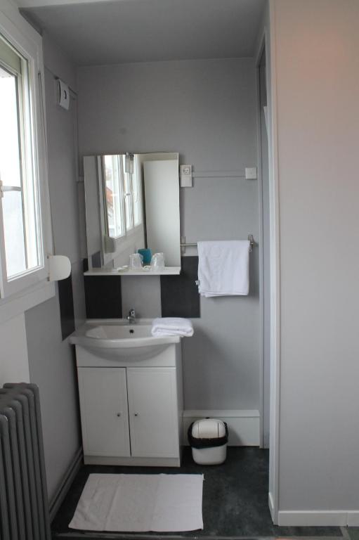 Hôtel De Normandie - Double Room With Shared Toilet