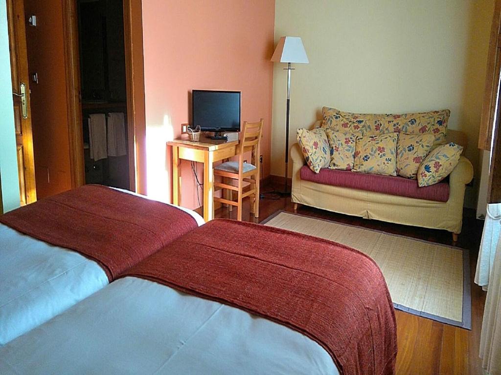 Postel nebo postele na pokoji v ubytování Hotel Rural El Rexacu