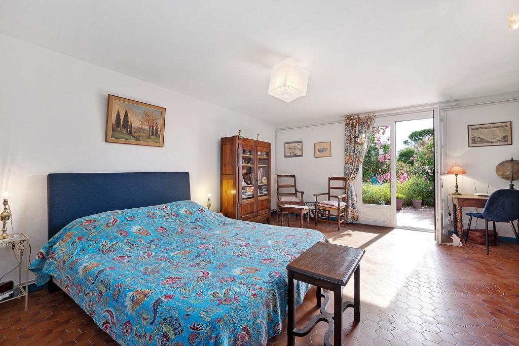 a bedroom with a bed and a table and chairs at Chambre D'hôtes Le Viel Echalier in Saint-Urbain