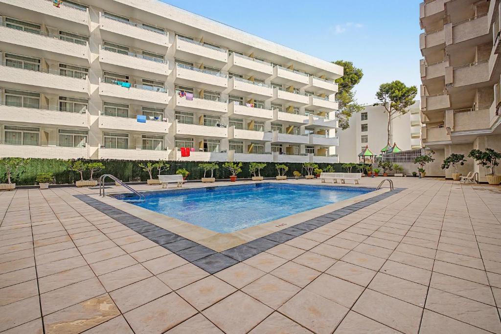 a swimming pool in front of a large building at Apartmento CT3 in Salou