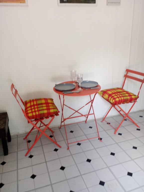 two chairs and a table and a table and chairs at Kaye Daisy in Vieux Fort