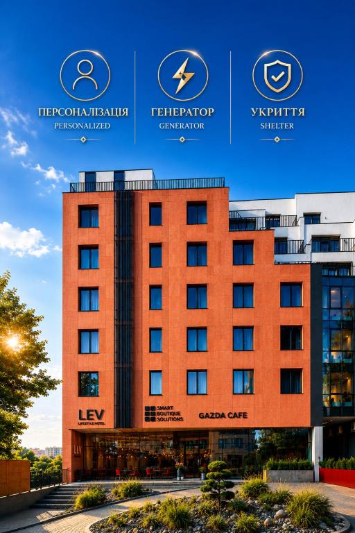 ein Gebäude mit zwei Logos an der Seite in der Unterkunft LEV Lifestyle Hotel - Maestro in Lwiw