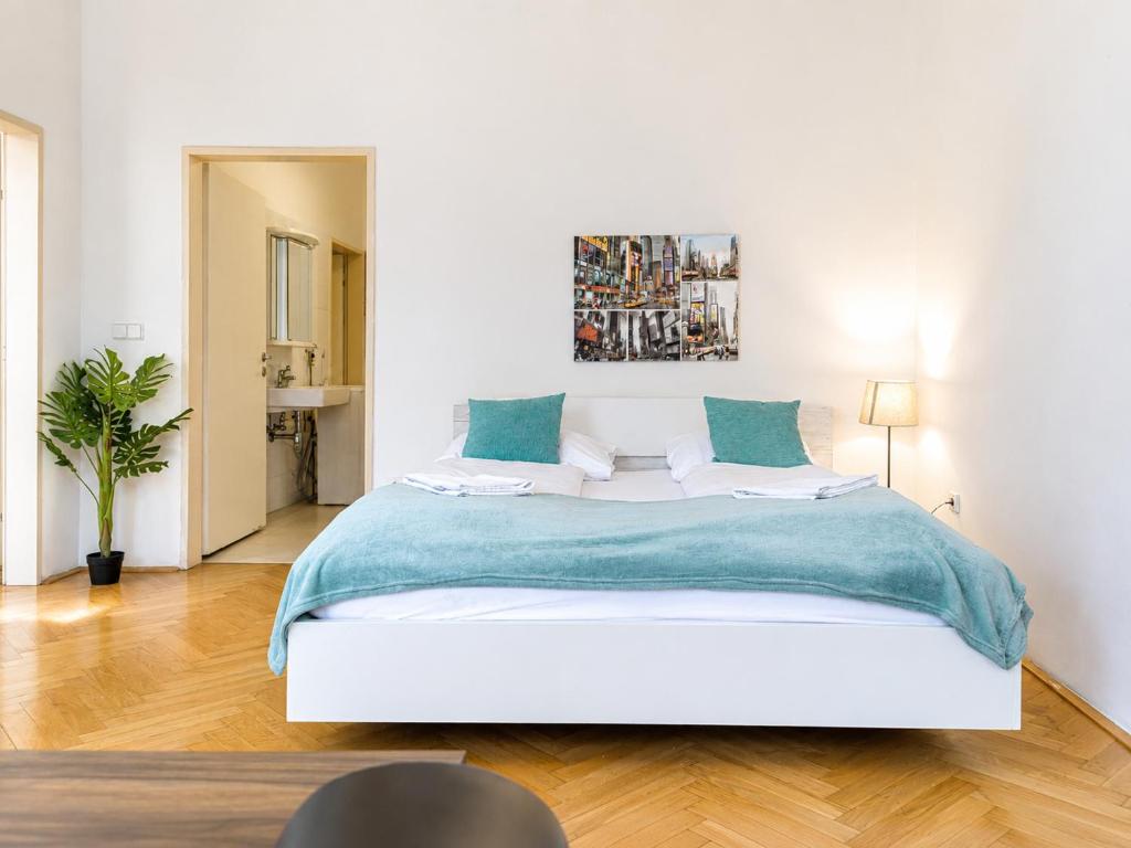 2BR Apt with King Beds & Wi-Fi - Long Stay